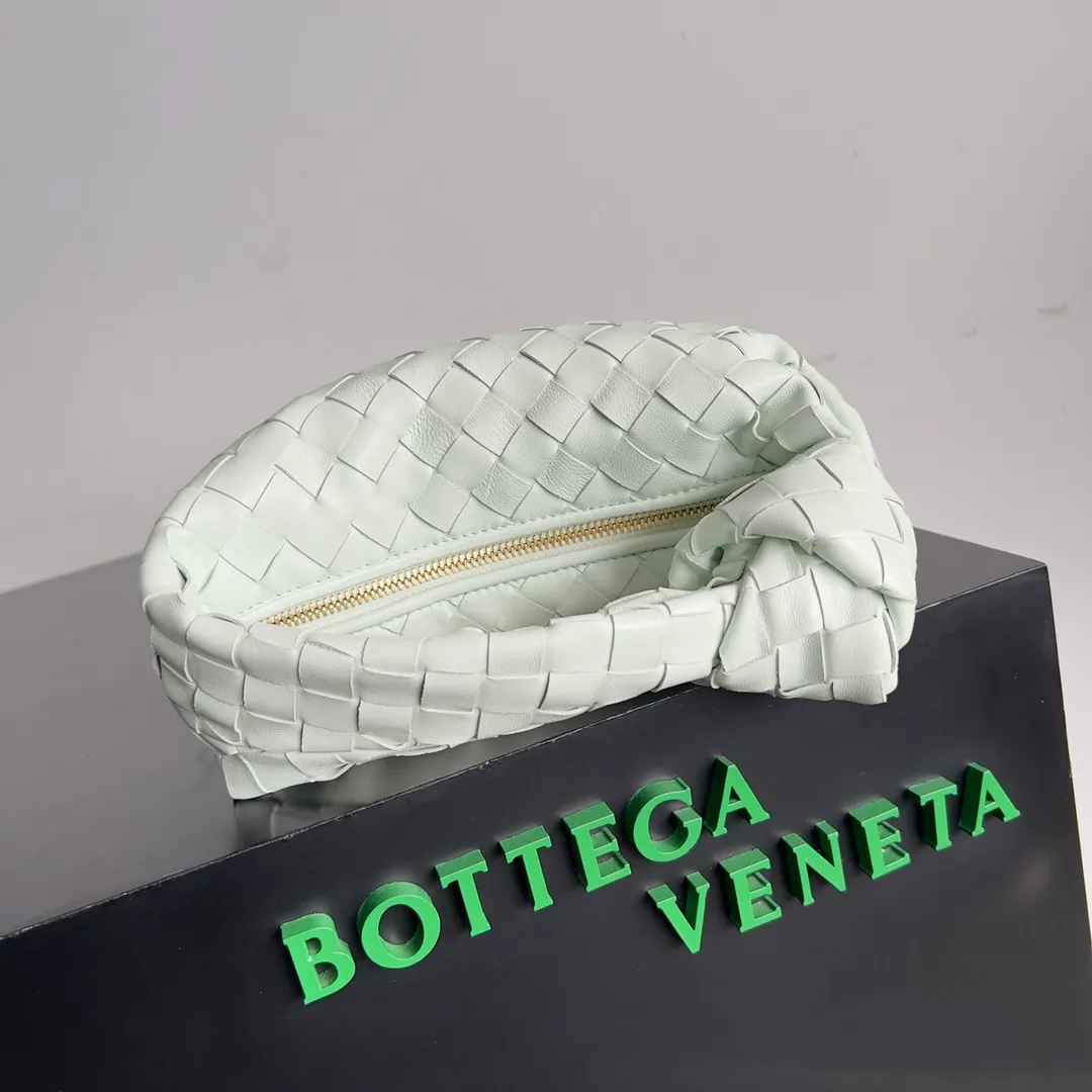 Batch 1120 Bottega veneta͙.——The latest braided and knotted hobo🔥 The top-grade lambskin leather is very soft, the bag shape is unique, practical and durable. It retains the traditional weaving elements while being a bit more flamboyant ~ Made of hand-woven sheepskin, zipper opening and closing, curved seamless structure, effortless to match. Highly recommended⚠️⚠️⚠️ The highest-end in the market🌈 Welcome to compare [Factory equipped with full package] size: 23x15x5cm.   Model: 651876